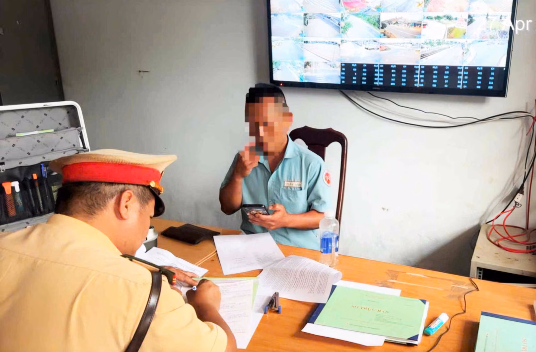 Lực lượng CSGT Công an tỉnh Lâm Đồng hoàn tất hồ sơ xử lý tài xế xe khách giường nằm (Ảnh: Công an cung cấp)