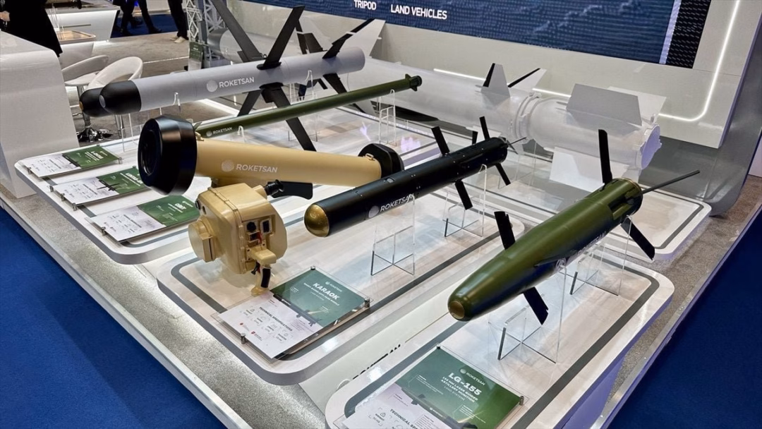 ROKETSAN giới thiệu các hệ thống tên lửa ATMACA, SOM và HİSAR tại DSA 2026. Ảnh: ROKETSAN/defensetalks.com