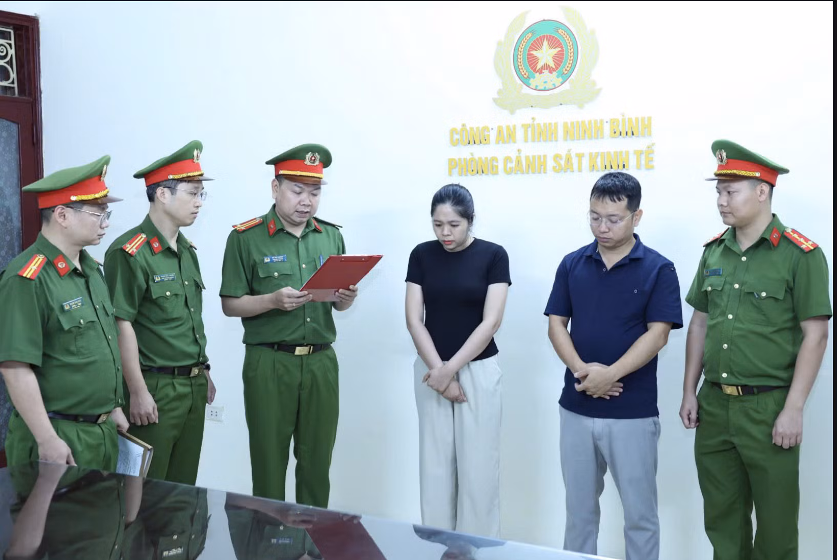 Các bị can bị khởi tố về tội vi phạm quy định bán đấu giá tài sản tại Ninh Bình. Ảnh: CACC.