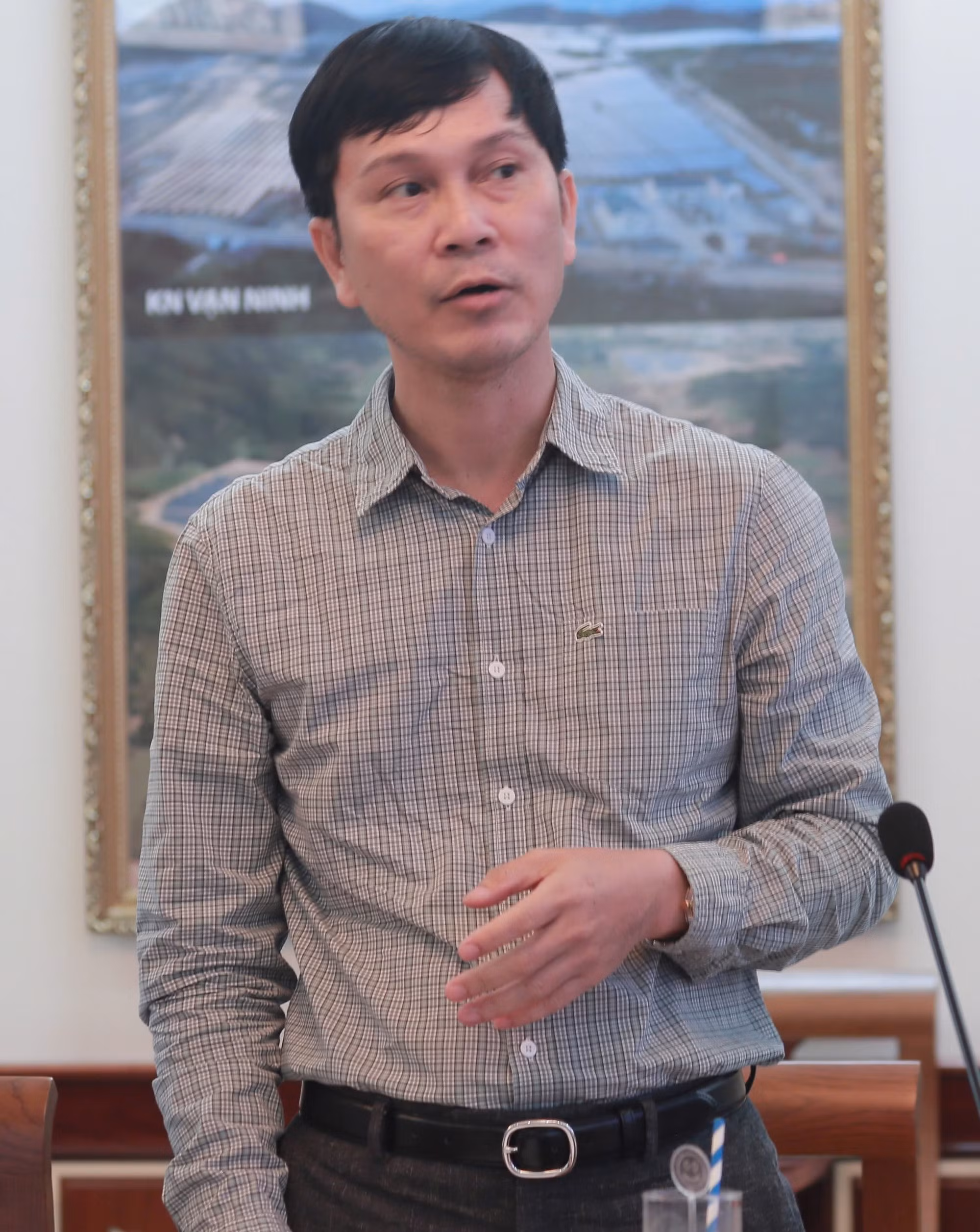 Ông Lý Thành Tâm (trái) và ông Trần Ngọc Lâm - đại diện báo Tiền Phong - trao đổi về ý nghĩa và quy mô của giải đấu.