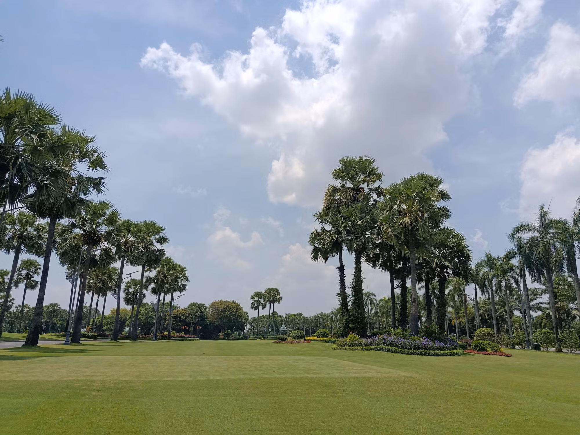 Toàn cảnh không gian xanh, trong lành và thoáng đãng tại sân golf Long Thành.