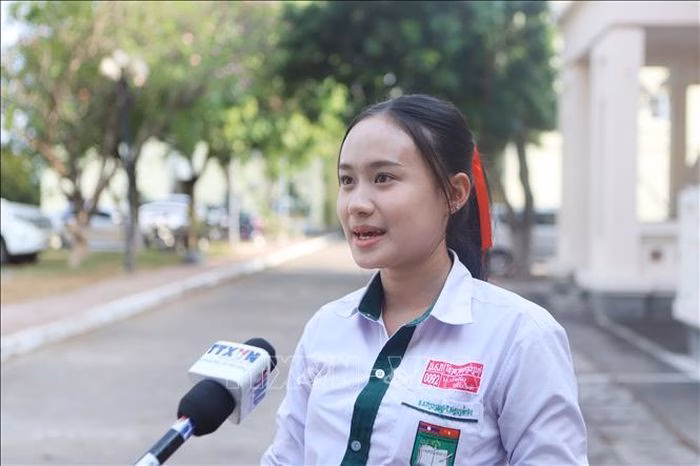 Namthip Keovongphet tự tin chia sẻ niềm đam mê với sự đa dạng của tiếng Việt.