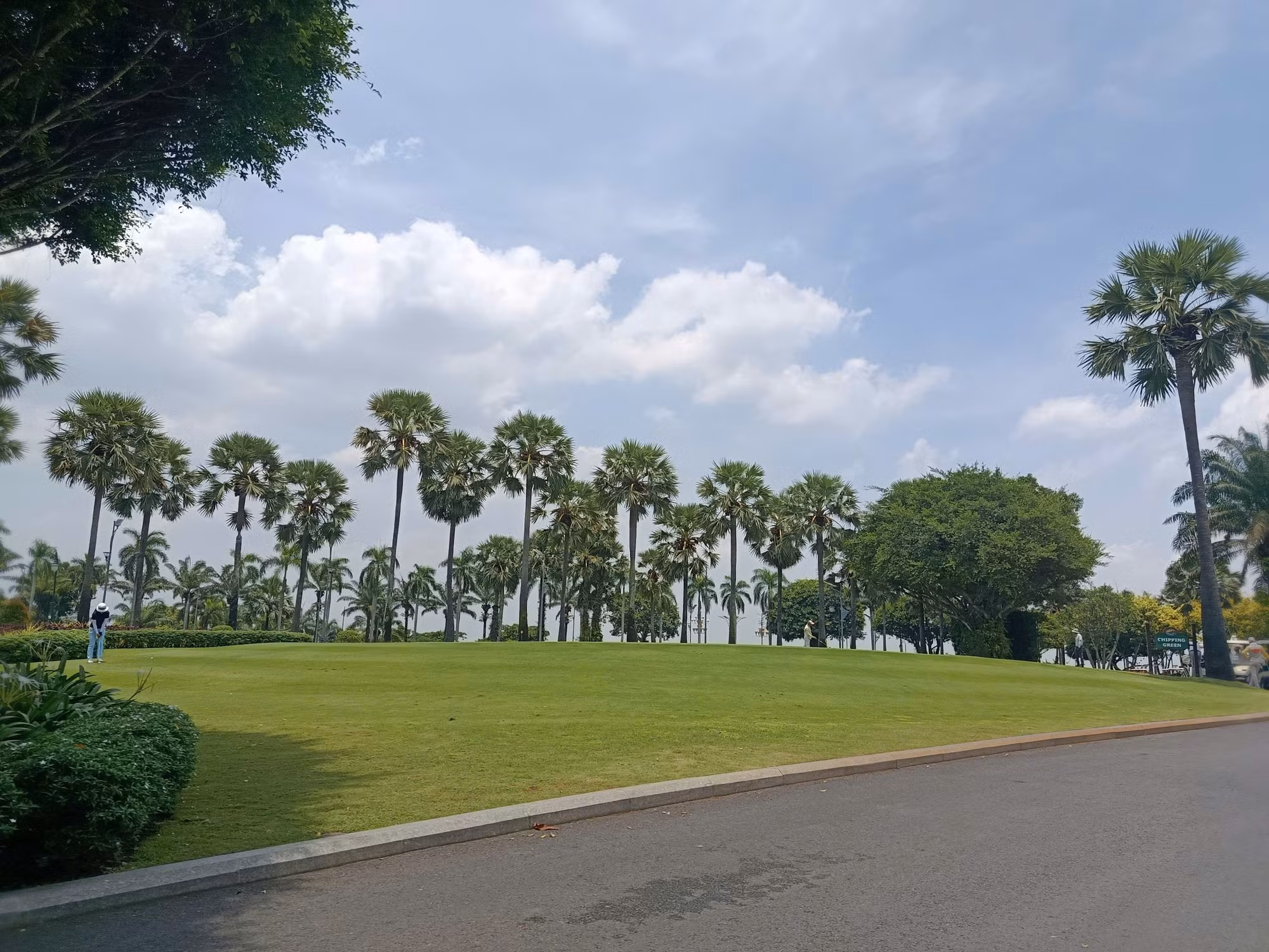 Toàn cảnh sân golf Long Thành với không gian xanh